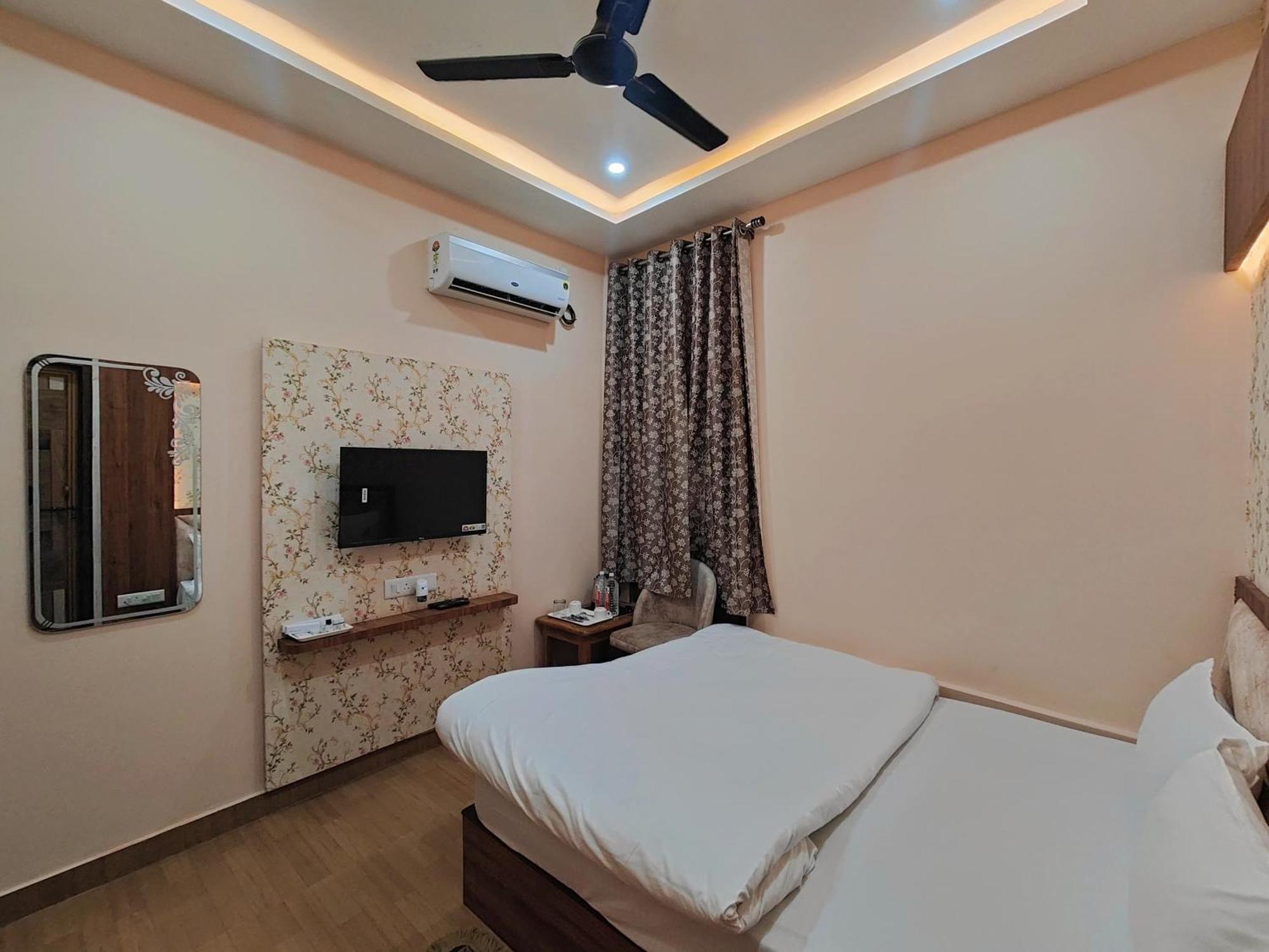 ורנאסי Hotel Mangal Murti מראה חיצוני תמונה